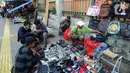 Warga mencari barang bekas di Kebayoran Vintage, Jakarta, Rabu (30/9/2020). Selama masa pandemi penjualan barang-barang bekas  rumah tangga di meningkat hingga 75 % dimana warga menjual barang-barang miliknya untuk mencukupi kebutuhan hidup sehari-hari. (merdeka.com/Arie Basuki)