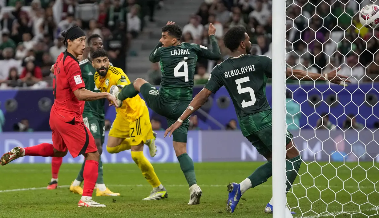 Striker Timnas Korea Selatan, Cho Gue-Sung (kiri) mencetak gol penyeimbang 1-1 ke gawang Arab Saudi melalui sundulan kepala pada laga babak 16 besar Piala Asia 2023 di Education City Stadium, Al Rayyan, Qatar, Rabu (31/1/2024) dini hari WIB. (AP Photo/Thanassis Stavrakis)