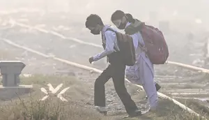 Kabut Asap Kebakaran Hutan Selimuti Pontianak, Kesehatan Siswa Jadi Sorotan