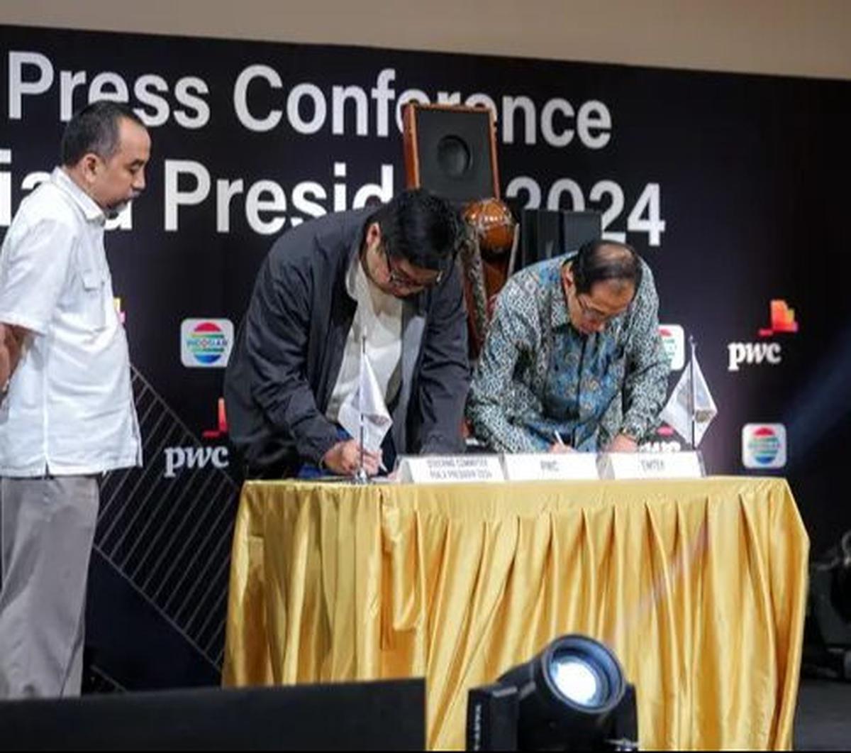 Ketua Steering Committee (SC) Piala Presiden 2024, Maruarar Sirait menandatangani dokumen perjanjian kerjasama bersama pihak PricewaterhouseCoopers dalam konferensi pers yang berlangsung di SCTV Tower, Senayan, Jakarta, Senin (15/07/2024). (Bola.com/Bagas