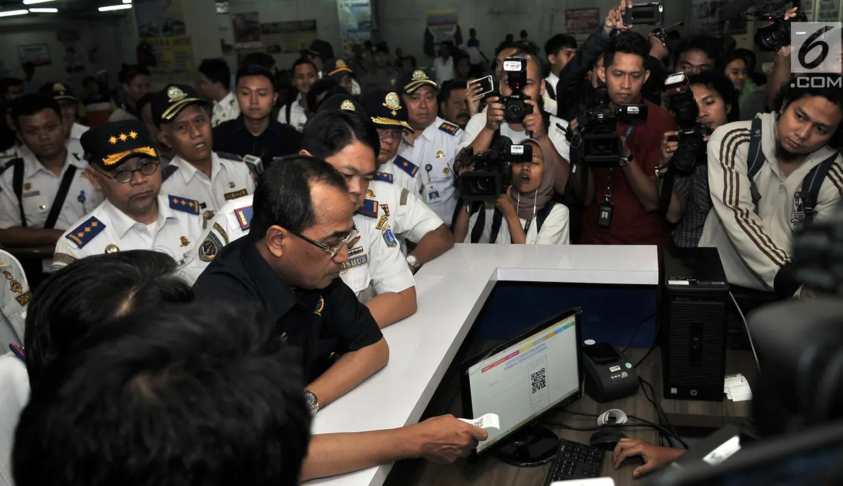 Menhub memeriksa kesiapan pelayanan tiket di Terminal Pulo Gebang, Jakarta, Minggu (3/6). Selain Terminal Pulo Gebang, Menhub juga mengunjungi Bandara Soetta dan Stasiun Gambir. (Merdeka.com/Iqbal Nugroho)