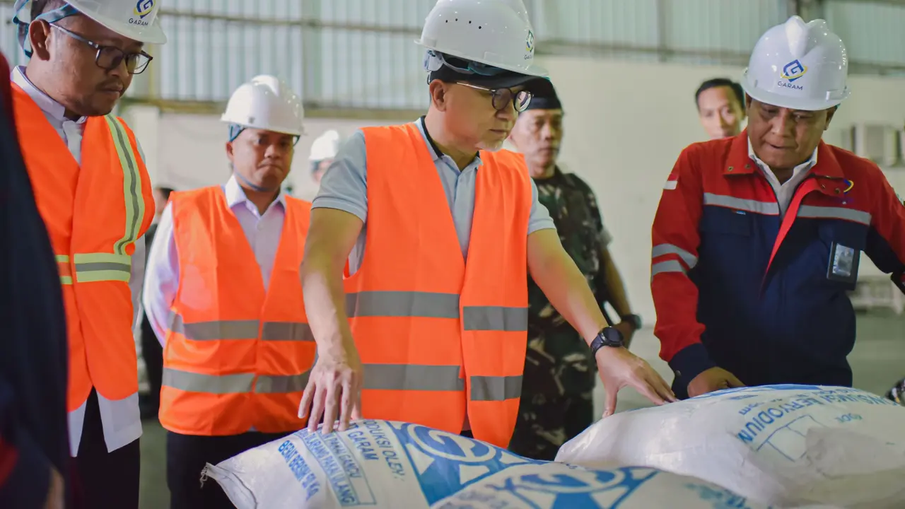 Menteri Koordinator Bidang Pangan, Zulkifli Hasan mengunjungi salah satu pabrik PT Garam di Sampang, Madura, Jawa Timur. (Dok Kemenko Pangan)