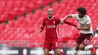 Pemain Liverpool, Fabinho (kiri), berebut bola dengan pemain Arsenal, Mohamed Elneny, pada laga Community Shield di Stadion Wembley, Sabtu (29/8/2020). (Andrew Couldridge/Pool via AP)