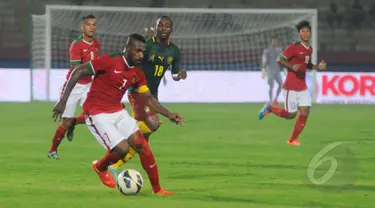 Pertarungan sengit tersaji di pertandingan uji coba antara Timnas Indonesia kontra Kamerun di Stadion Gelora Delta Sidoarjo, Rabu (25/3/2015). Kamerun Menang 1-0 atas Indonesia. (Liputan6.com/Herman Zakharia)