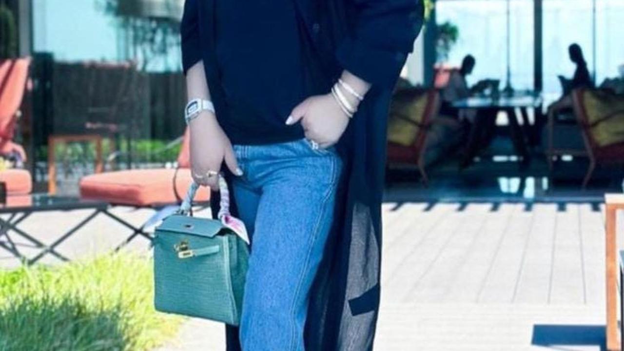 Bukan kali pertama, di beberapa kesempatan Syahrini juga tampak menenteng tas dari berbagai merek kenamaan seperti Hermes, Prada, Louis Vuitton, dan brand terkenal lainnya.

(Foto/Instagram@princessyahrini)