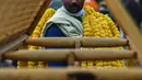 Seorang pedagang membawa karangan bunga jelang Festival Diwali di pasar bunga New Delhi, India, Minggu (31/10/2021). Festival Diwali atau Festival Cahaya dalam agama Hindu melambangkan kemenangan baik atas buruk. (Money SHARMA/AFP)