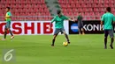 Gelandang Timnas Indonesia, Stefano Lilipaly (tengah) saat latihan jelang final kedua Piala AFF 2016 di Rajamangala Stadium, Bangkok, Thailand, Jumat (16/12). Indonesia akan melakoni laga tandang lawan Thailand. (Liputan6.com/Helmi Fithriansyah)