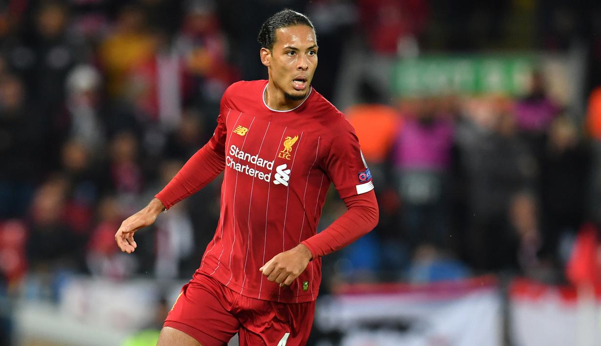 1. Virgil van Dijk (Liverpool) - Virgil van Dijk menjelma menjadi bek terbaik dunia dan berhasil membawa Liverpool meraih juara Liga Champions 2018-2019. Di musim ini, Virgil tercatat telah membuat 22 tekel, 30 intersep, 135 clearances, 4 block dan 143 menang duel udara. (AFP/Paul Ellis)