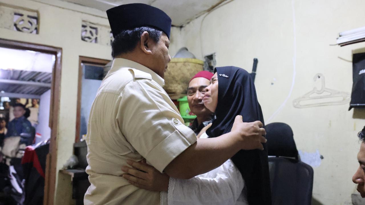 Tangis Ibu Affan Kurniawan Pecah Saat Bertemu Prabowo: Anak Saya Udah Enggak Ada