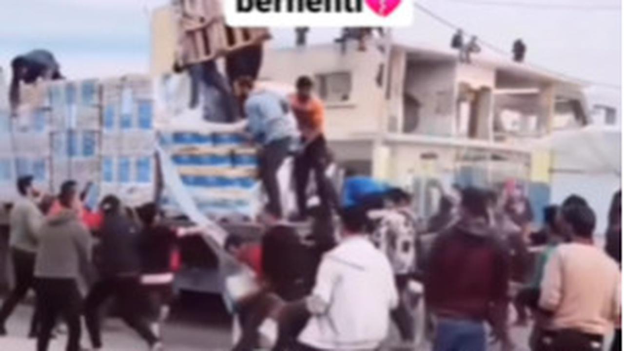 Demi mendapat makanan, warga di lokasi pun rela berebut dan saling berdesakan. Tak sedikit di antaranya yang nekat melompat hingga naik ke atas truk.