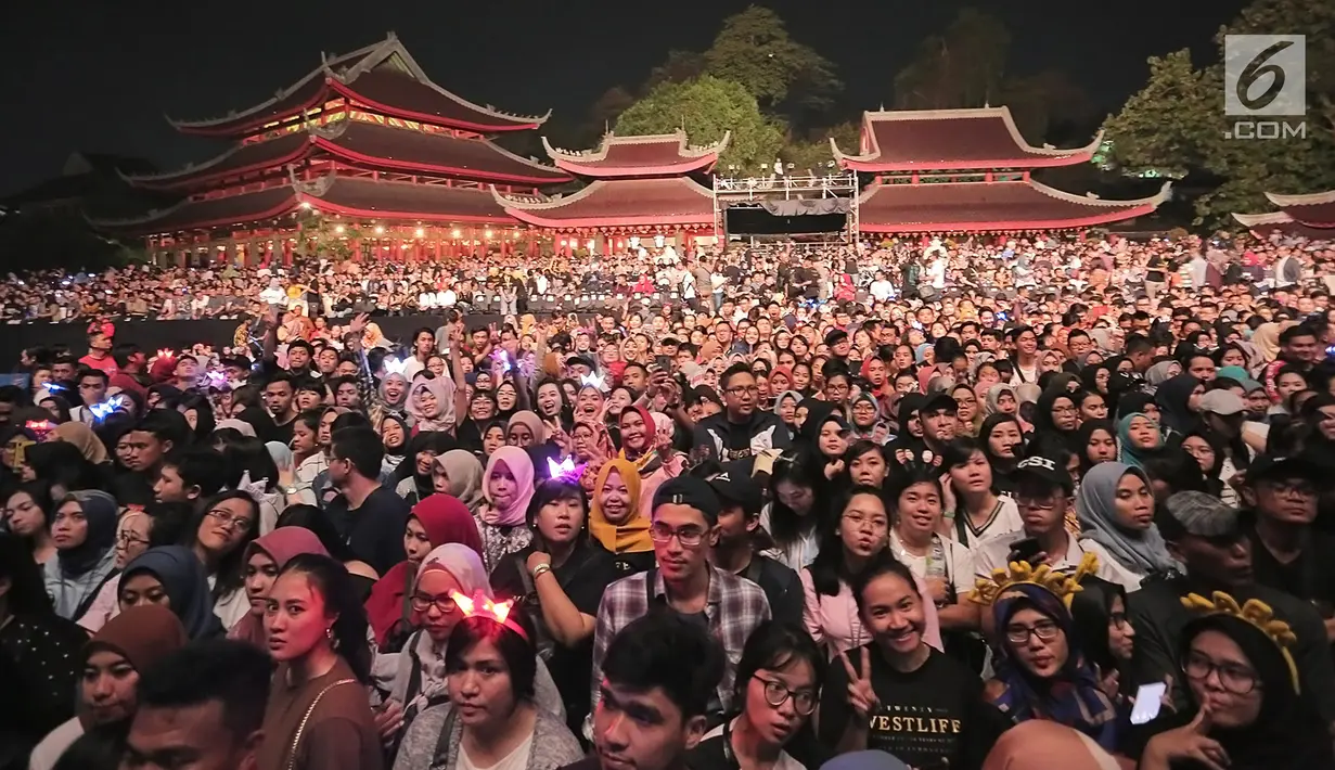 Ribuan penonton menyaksikan konser Westlife di Kuil Sam Poo Kong, Semarang, Jawa Tengah (1/9/2019). Grup vokal yang terbentuk 3 Juli 1998 sukses memberikan suguhan memikat mata ke dalam setiap lagu yang mereka nyanyikan melalui sajian visual dan tata cahaya. (Fimela.com/Bambang E.Ros)