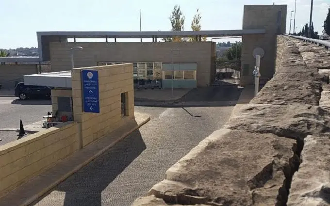 Pintu masuk ke Konsulat AS di Arnona, sebelah timur Israel, berdampingan dengan lokasi yang mungkin menjadi Kedutaan Besar AS yang baru (Raphael Ahren / Times of Israel)