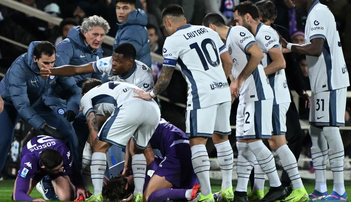 Sejumlah pemain Inter Milan dan Fiorentina tampak panik saat Insiden mengejutkan terjadi. Gelandang Fiorentina, Edoardo Bove, tiba-tiba kolaps di tengah pertandingan dan harus dilarikan ke rumah sakit. (AFP/Tiziani Fabi)