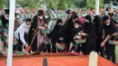 Sejumlah orang melakukan tabur bunga pada makam Menpan RB Tjahjo Kumolo saat prosesi pemakaman di Taman Makam Pahlawan Kalibata, Jakarta, Jumat (1/7/2022). Tjahjo Kumolo meninggal dunia di Rumah Sakit Abdi Waluyo Jakarta Pusat sekitar pukul 11.10 WIB. (Liputan6.com/Faizal Fanani)