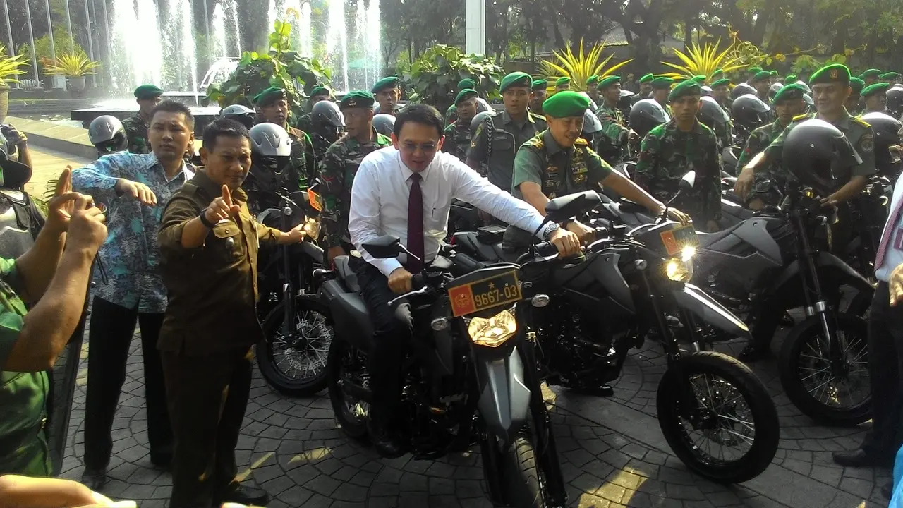Gaya Ahok Tunggangi Motor 'Antikriminal' Kodam Jaya