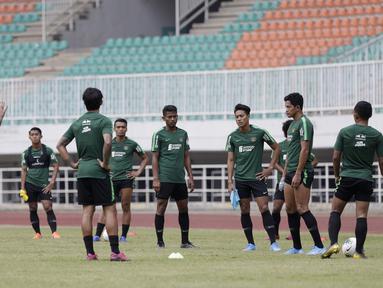 Pelatih Timnas Indonesia, Simon McMenemy, memberikan arahan kepada pemainnya saat sesi latihan di Stadion Pakansari, Bogor, Sabtu (24/8). Latihan ini merupakan persiapan jelang laga kualifikasi Piala Dunia 2020. (Bola.com/Yoppy Renato)