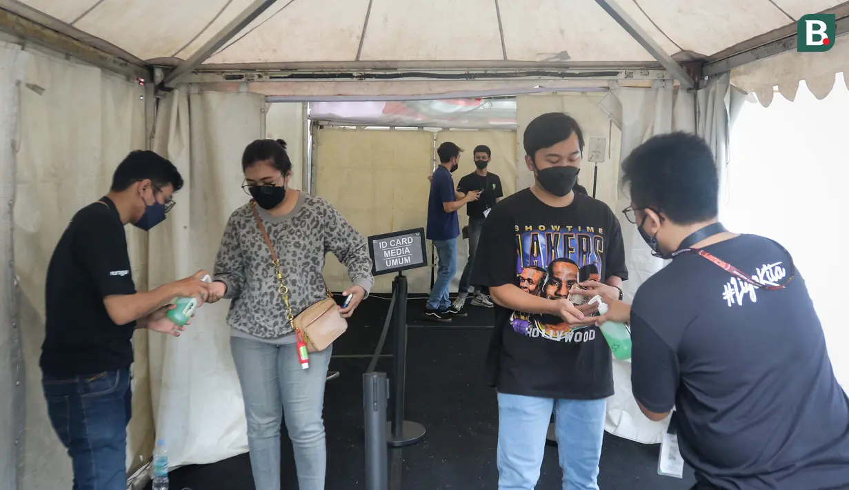 Sejumlah penonton melakukan check in dengan menunjukkan kartu vaksin dan rapid antigen sebelum memasuki Hall Basket Gelora Bung Karno, Senayan, Sabtu (15/01/2022). (Bola.com/Bagaskara Lazuardi)