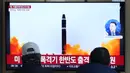 Sebuah layar TV menunjukkan gambar file peluncuran rudal Korea Utara selama program berita di Stasiun Kereta Api Seoul di Seoul, Korea Selatan, Senin (20/2/2023). Militer Korea Selatan pada Senin menyebutkan bahwa Korea Utara menembakkan dua rudal balistik di lepas pantai timurnya. (AP Photo/Ahn Young-joon)