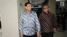 Menko Polhukam Wiranto (kiri) bersama Ketua KPU, Arief Budiman berjalan bersama menuju ruang pertemuan di Gedung KPU, Jakarta, Selasa (6/3). Pertemuan berlangsung sekitar satu jam dan tertutup. (Liputan6.com/Helmi Fithriansyah)