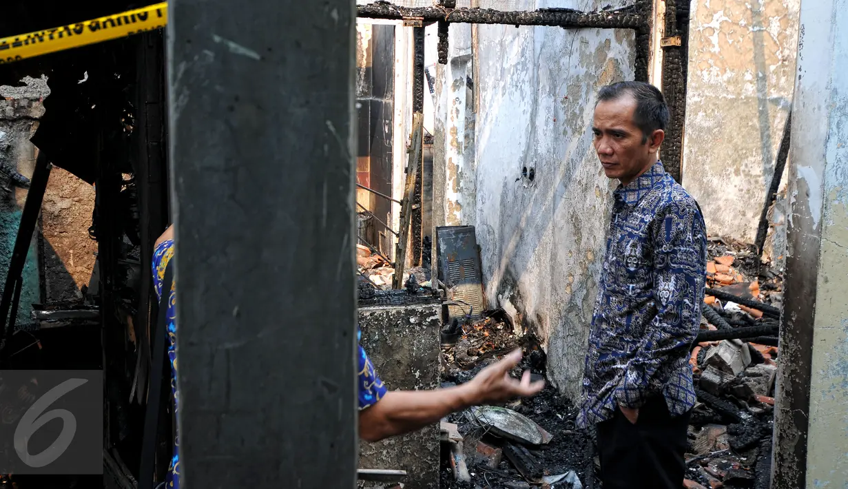 Ketua Komisi Nasional Hak Asasi Manusia Nur Kholis meninjau kantor Komnas Perlindungan Anak yang mengalami kebakaran, Jakarta, Senin (29/6/2015). Kedatangan Nur Kholis untuk melakukan investigasi terkait kebakaran tersebut. (Liputan6.com/Yoppy Renato)
