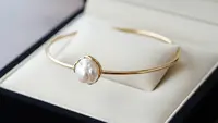 6 Inspirasi Model Gelang Kombinasi Emas dan Mutiara yang Unik dan Elegan, Pesona Tak Lekang Waktu