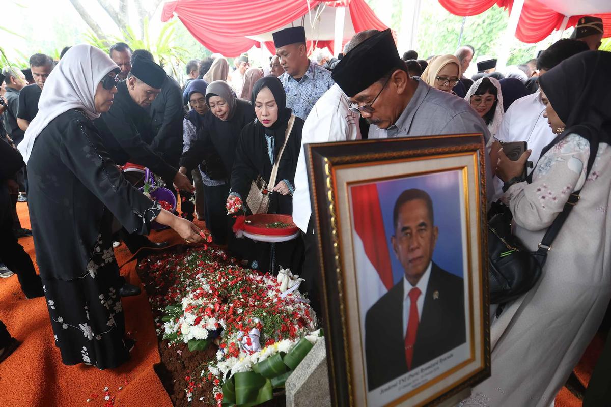 FOTO: Ryamizard Ryacudu Dimakamkan Secara Militer di TMP Kalibata