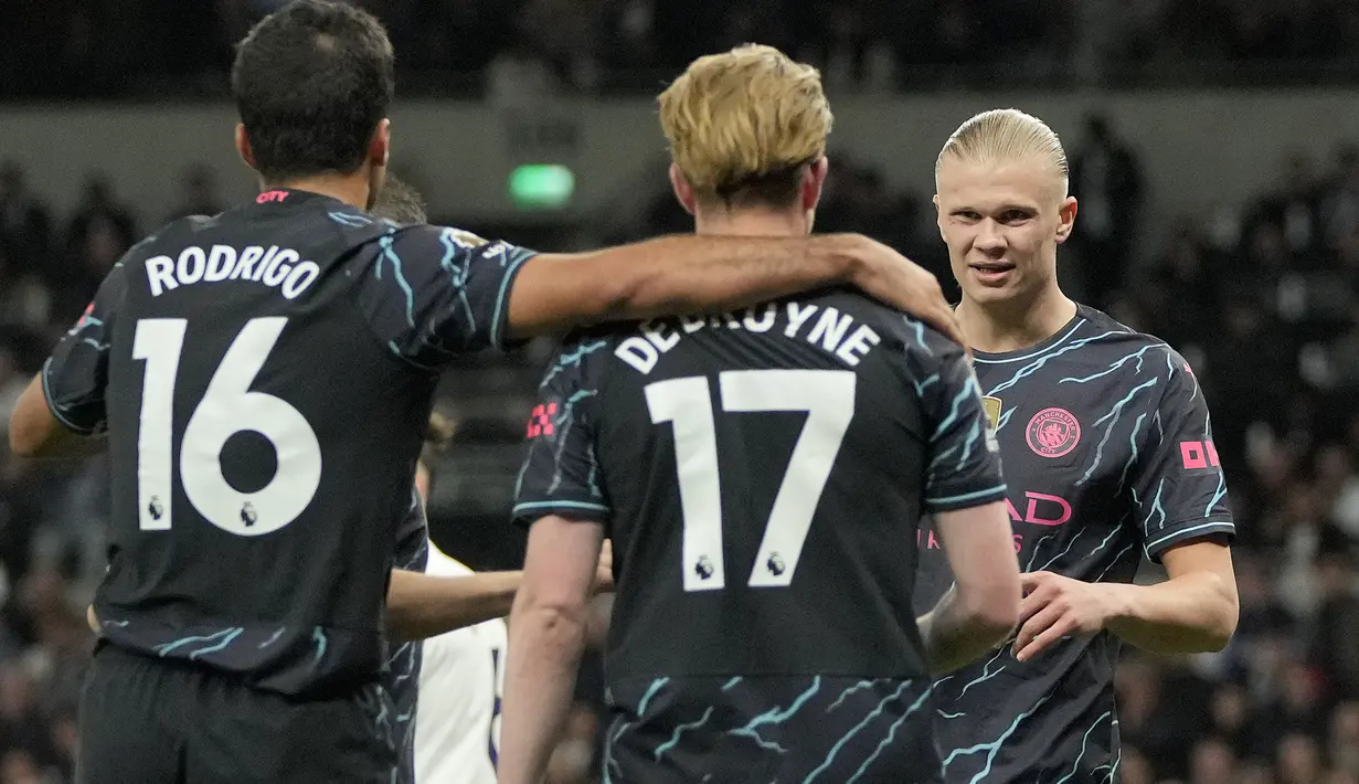 Selebrasi striker Manchester City, Erling Haaland (kanan) setelah mencetak gol pertama timnya ke gawang Tottenham Hotspur pada laga tunda pekan ke-34 Liga Inggris 2023/2024 di Tottenham Hotspur Stadium, London, Selasa (14/5/2024). (AP Photo/Kin Cheung)