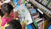 keterlambatan distribusi buku kurikulum 2013 ke Sekolah-Sekolah menyebabkan para orang tua murid membeli buku lebih mahal.