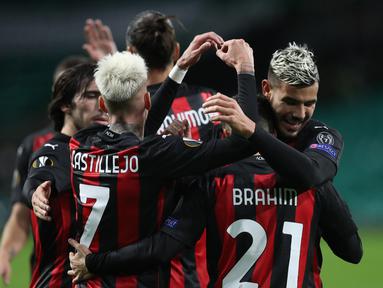 Pemain AC Milan merayakan gol yang dicetak Brahim Diaz ke gawang Celtic pada laga Grup H Liga Europa 2020/2021 di Celtic Park Stadion, Jumat (23/10/2020). AC Milan menang 3-1 atas Celtic. (AFP/Russell Cheyne/pool)
