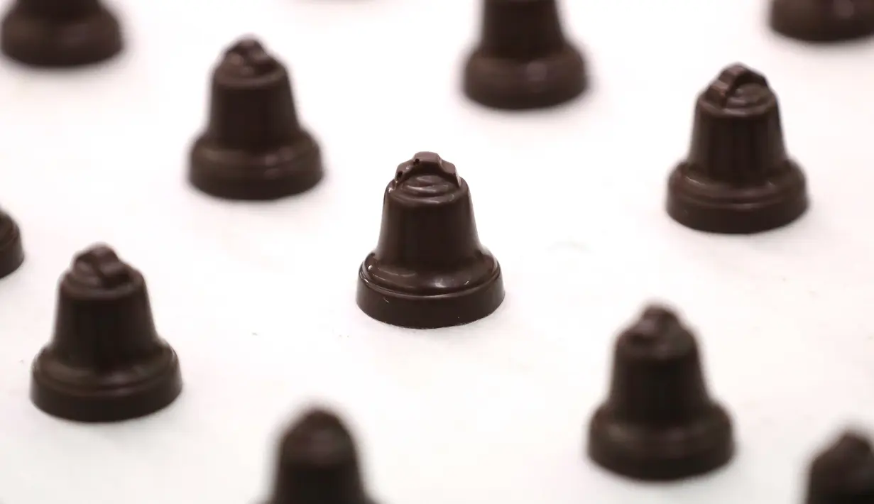 Cokelat berbentuk lonceng terlihat di Wittamer chocolate workshop, Brussels, Belgia (17/4). Coklat-coklat lucu ini dibuat oleh juru masak kue Belgia, Christophe Roesem untuk persiapan Hari Raya Paskah. (Reuters/Yves Herman)