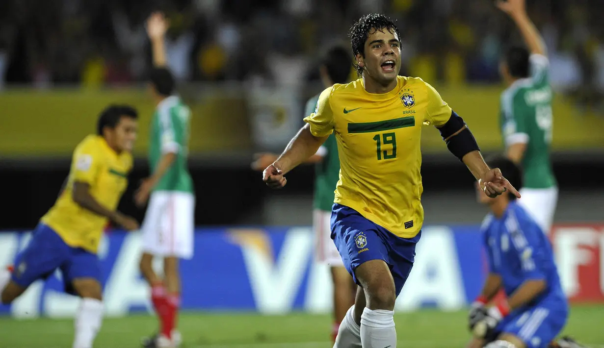 Selebrasi striker Brasil, Henrique Almeida setelah mencetak gol ke gawang Hongaria pada laga semifinal Piala Dunia U-20 2011 Hernan Ramirez Villegas Stadium, Pereira, Kolombia (17/8/2011). Henrique Almeida sukses meraih gelar pemain terbaik dan top skor secara bersamaan pada Piala Dunia U-20 edisi 2011 di Kolombia. Sebagai top skor, ia mampu mencetak 5 gol sepanjang turnamen bersama dua pemain lainnya, Alexandre Lacazette (Prancis) dan Alvaro Vazquez (Spanyol). Brasil sendiri akhirnya tampil sebagai juara. (AFP/Luis Robayo)