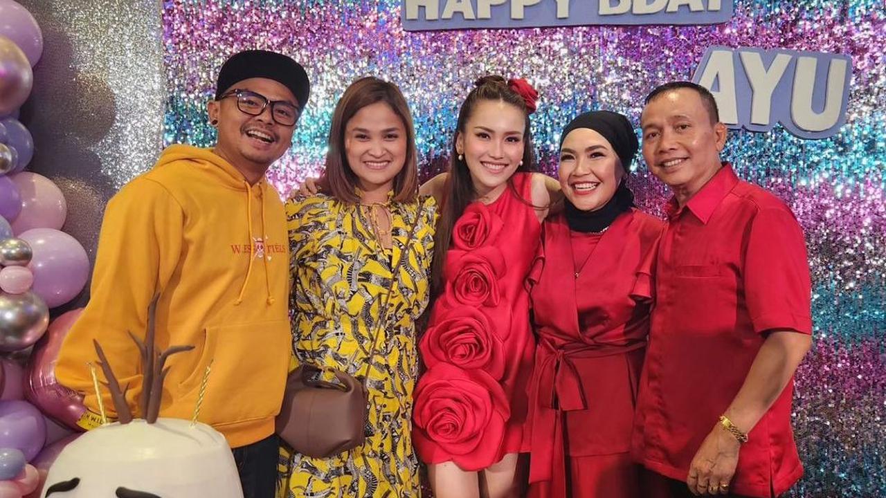 Wendy Cagur juga tampak hadir di perayaan ulang tahun Ayu Ting Ting. Komedian ini mengenakan hoodie warna kuning. Ia berfoto bareng Ayu dan kedua orang tuanya.
