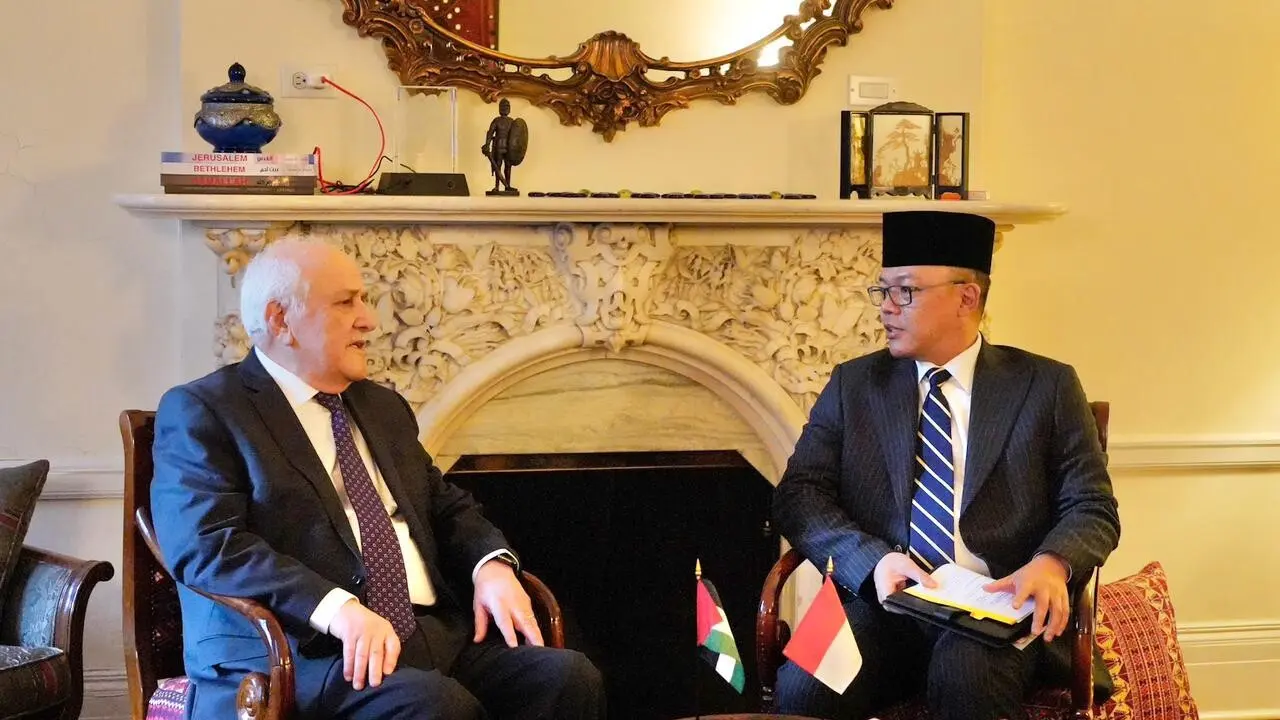 Menteri Luar Negeri Republik Indonesia (Menlu RI) Sugiono melakukan pertemuan bilateral dengan Wakil Tetap Palestina untuk PBB Riyad Mansour di Kantor Perwakilan Palestina di New York (16/2/2026).