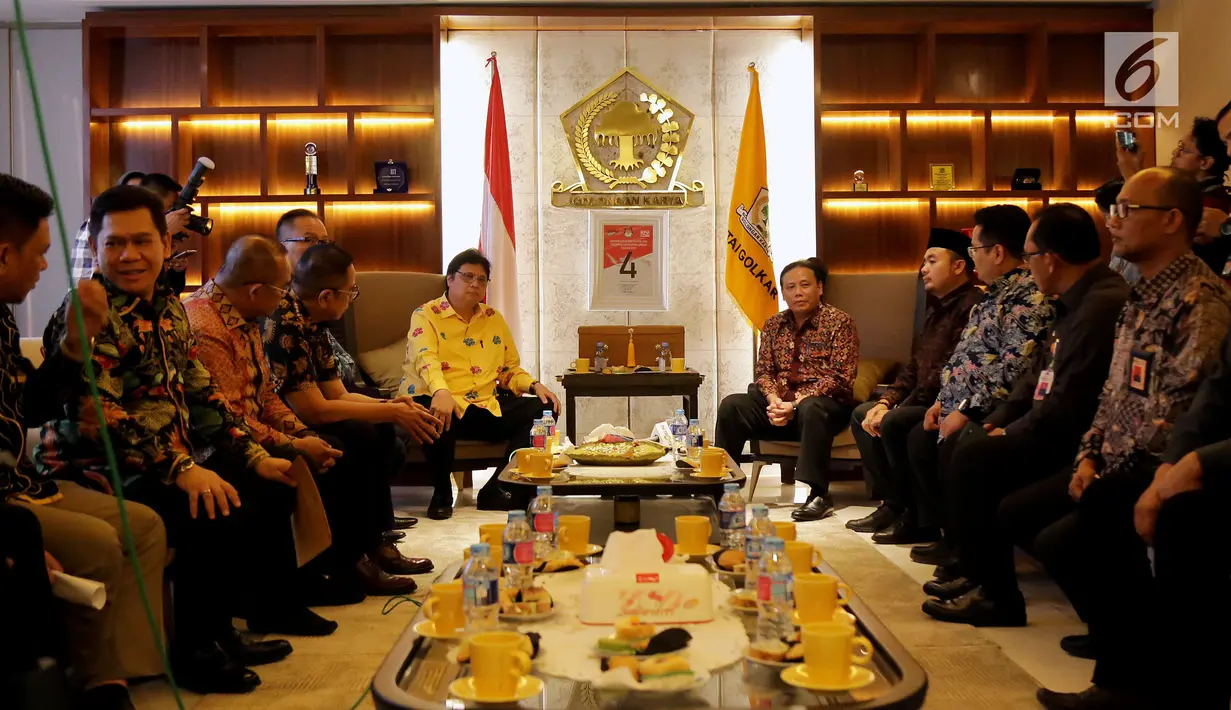 Ketua Partai Golkar Airlangga Hartarto bersama Anggota DPP Partai Golkar saat melakukan pertemuan dengan Ketua Badan Pengawas Pemilu (Bawaslu) Abhan di DPP Partai Golkar, Jakarta, Senin (2/7). (Liputan6.com/Johan Tallo)