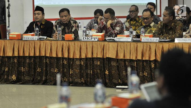 Anggota Bawaslu Muhammad Afifudin memberikan pendapat saat rapat pleno Rekapitulasi Daftar Pemilih Tetap Hasil Perbaikan (DPTHP) di Kantor KPU RI, Jakarta, Minggu (16/9). (Merdeka.com/Iqbal S. Nugroho)