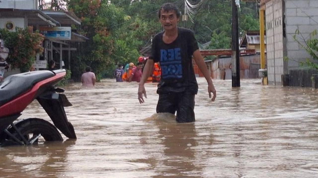 Detik-Detik Kali Pesanggarahan Meluap Banjiri Perumahan Sawangan Asri Depok 1,5 Meter, Warga Pilih Bertahan