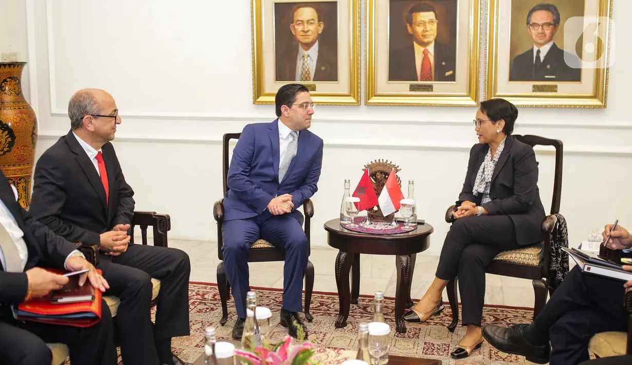 Menteri Luar Negeri RI, Retno Marsudi berbincang dengan Menteri Luar Negeri Maroko, Nasser Bourita di kantor Kemenlu, Jakarta, Senin (28/10/2019). Pertemuan tersebut membahas hubungan bilateral antara kedua negara. (Liputan6.com/Faizal Fanani)