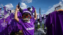 Seorang suporter cilik Persita Tangerang sedang bersiap saat pertandingan persahabatan antara Persita Tangerang melawan PSM Makassar di Indomilk Arena, Tangerang, Rabu (01/06/2022). Pertandingan berakhir dengan skor imbang 1-1. (Bola.com/Bagaskara Lazuardi)