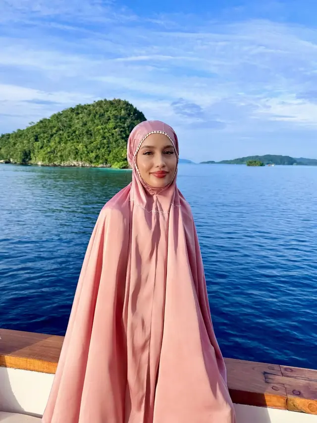 Glowing di Tengah Laut, Pesona Natural Luna Maya & Cinta Laura Saat Lebaran di Kapal Pinisi
