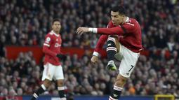 Cristiano Ronaldo. Striker Portugal berusia 37 tahun yang kini kembali berseragam Manchester United ini menempati posisi keempat sebagai pemain Liga Inggris pencetak gol terbanyak di semua ajang kompetisi. Hingga kini ia telah mencetak 18 gol di semua ajang dari total 33 laga. (AP/Rui Vieira)