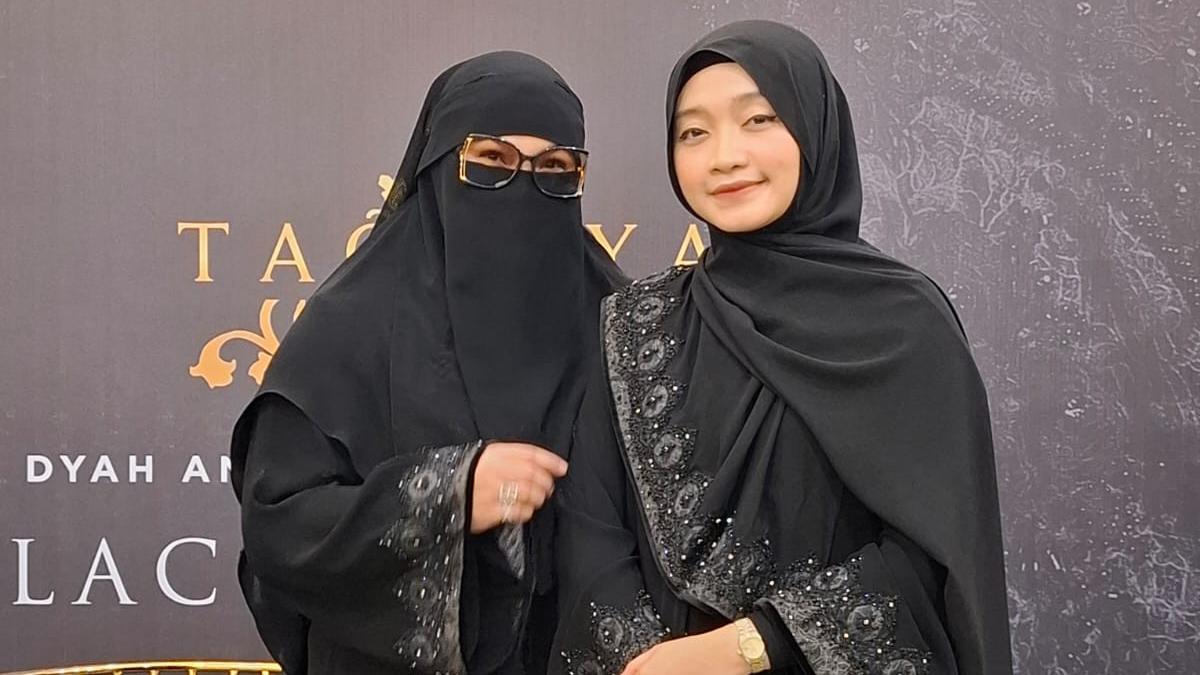Koleksi Busana Black Diamond dari Desianer Ayu Dyah Andari dan Enggar Rahardjo, Ungkap Arti Mawar