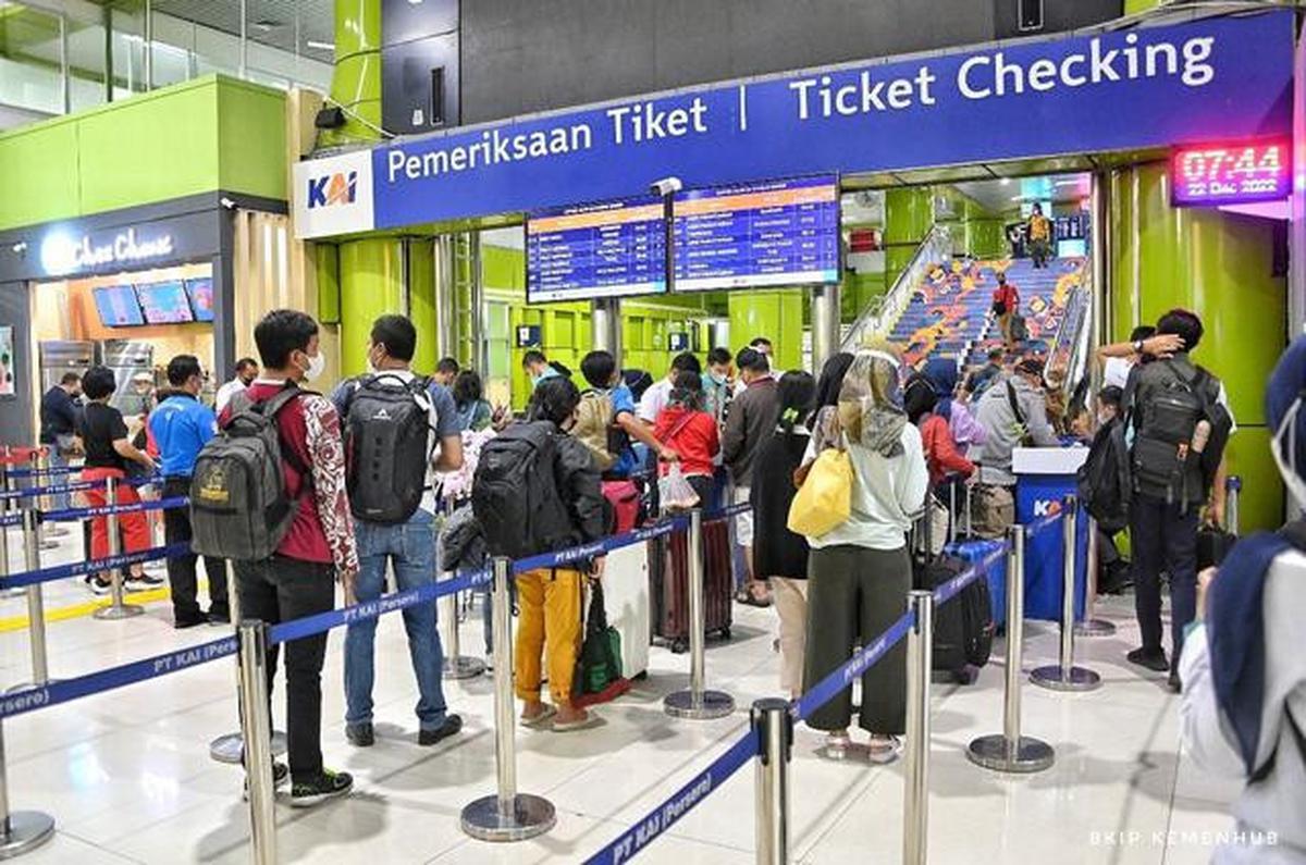 Menko Airlangga Usul WFA Akhir Desember untuk Kelancaran Arus Nataru