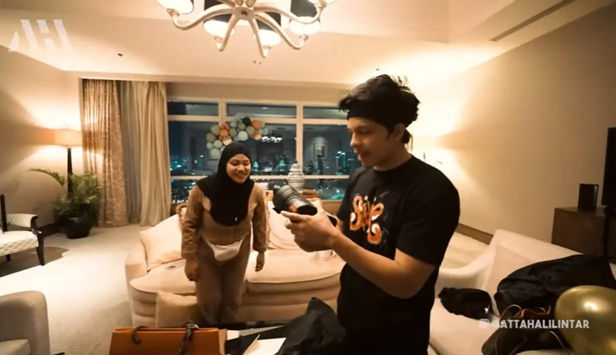 Atta Halilintar buka kado Ultah (Youtube/ AH)