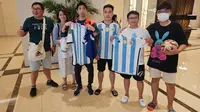 Suporter asal Jepang dan Vietnam berburu pemain Argentina jelang laga melawan Timnas Indonesia. (Liputan6.com/Thomas)