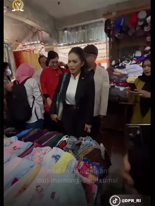 Tidak hanya tas yang mencapai puluhan juta rupiah, tapi juga ikat pinggang yang dikenakan yang merupakan keluaran Prada Belt-Detailed slim fit pants ditaksir sekitar 9,8 juta rupiah. [Instagram/dpr_ri]