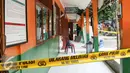 Warga melihat ruang kelas SDN Kalibaru 6 yang ambruk di Jalan Mandor Samin, Cilodong, Depok, Jawa Barat, Jumat (26/2/2016). Sebanyak 4 ruangan kelas dan guru di SDN Kalibaru 6 ambruk karena tingginya curah hujan. (Liputan6.com/Yoppy Renato)