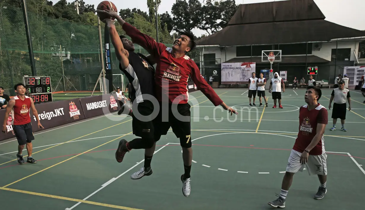 Peserta Red Bull Reign 3 on 3 di Indonesia berlomba untuk menjadi yang terbaik di Lapangan Basket Pati Unus Jakarta, Sabtu (15/4/2017). Pemenang akan mengikuti putaran final di Washington, Amerika Serikat. (Bola.com/Peksi Cahyo)