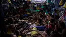 Sejumlah narapidana beristirahat di dalam sel yang berada di penjara Quezon City di Manila, Filipina, 18 Juli 2016. Penjara Quezon City dibangun enam dekade lalu dan menjadi rumah bagi para tahanan yang perkaranya ditunda. (Noel Celis/AFP)