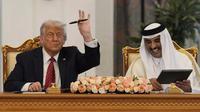 Presiden Amerika Serikat Donald Trump dan Emir Qatar Sheikh Tamim bin Hamad Al Thani di Amiri Diwan di Doha, Rabu (14/5/2025). (Dok. AP/Alex Brandon)