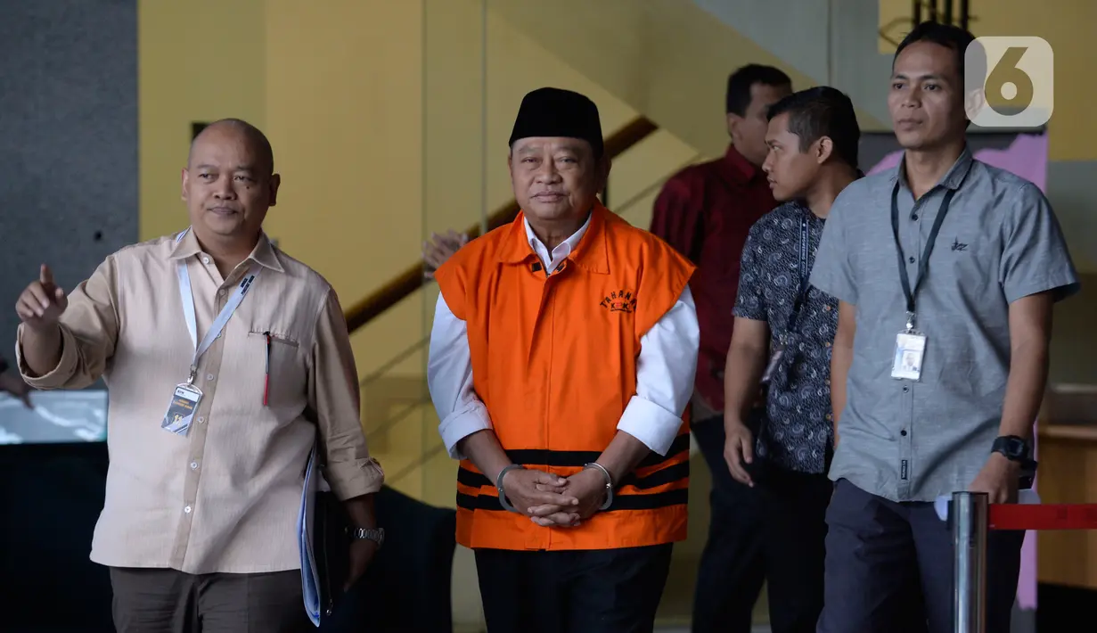 Bupati Sidoarjo Saiful Ilah (kedua kiri) usai menjalani pemeriksaan di Gedung KPK, Jakarta, Kamis (30/1/2020). Saiful Ilah diperiksa sebagai tersangka terkait kasus dugaan menerima suap proyek infrastruktur di Dinas PUPR Kabupaten Sidoarjo. (merdeka.com/Dwi Narwoko)